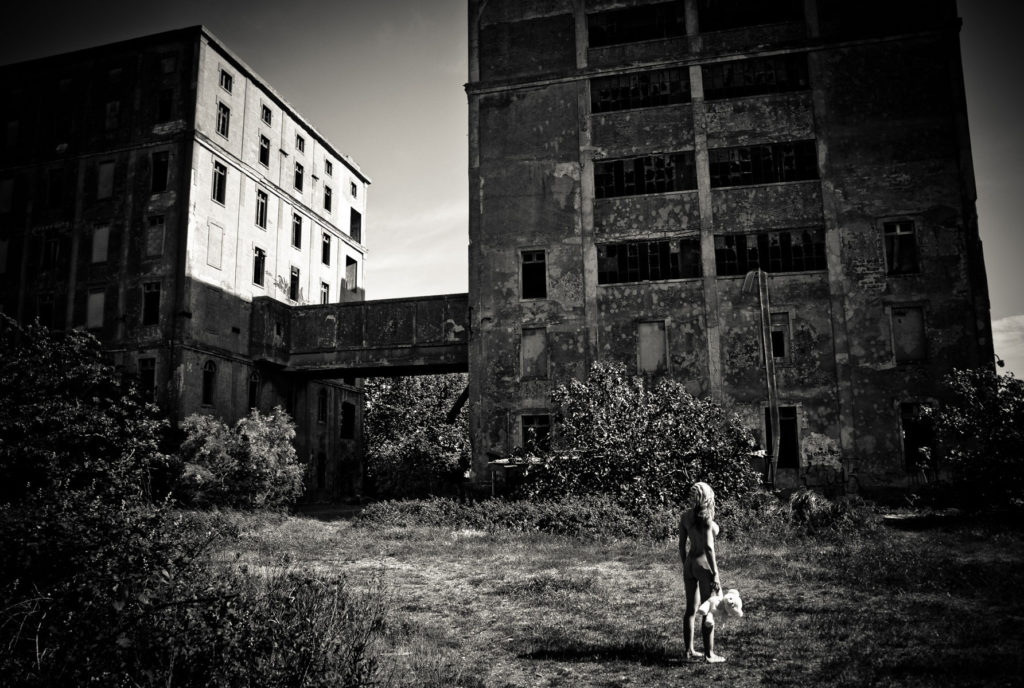 Nurbex - shooting photo de nu artistique en urbex dans des lieux abandonnés